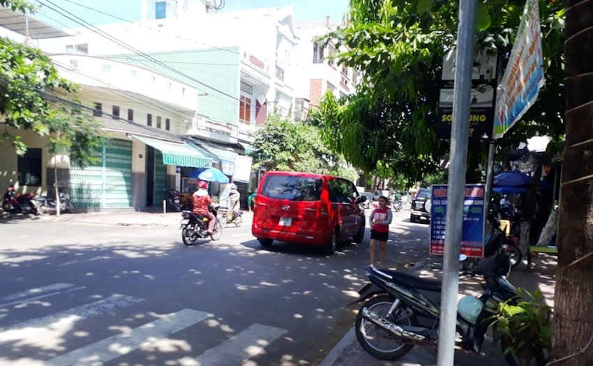 Ô tô BKS 60A - 218.11 ung dung đón khách trong nội thị TP Quy Nhơn.
