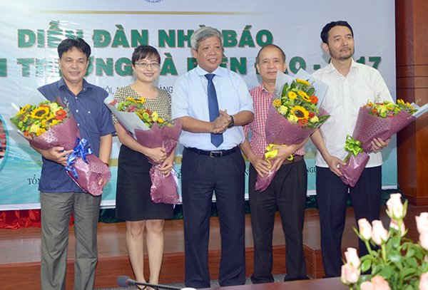 Thứ trưởng Nguyễn Linh Ngọc tặng hoa cho các cơ quan báo chí, truyền thông ngành TN&MT nhân kỳ niệm 92 năm ngày Báo chí Cách mạng Việt Nam