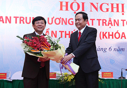  Chủ tịch Ủy ban Trung ương MTTQ Việt Nam khóa VIII Trần Thanh Mẫn tặng hoa chúc mừng Phó Chủ tịch Nguyễn Hữu Dũng.