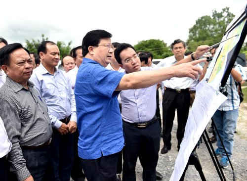 Phó Thủ tướng Trịnh Đình Dũng thị sát vị trí xây dựng cầu Đại Ngãi. Ảnh: VGP/Nguyễn Hoàng