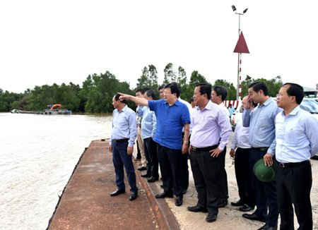 Phó Thủ tướng Trịnh Đình Dũng thị sát Bến phà Đại Ngãi. Ảnh: VGP/Nguyễn Hoàng