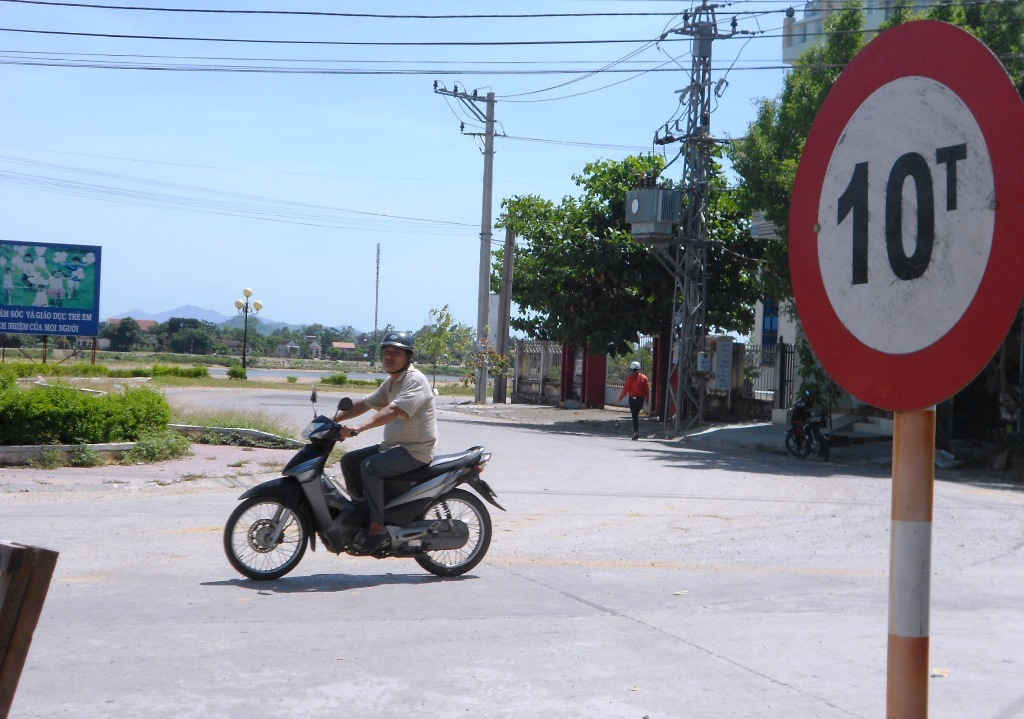 Mặc dù, ở hai đầu tuyến đường đê bao Trần Hưng Đạo, thị trấn Phú Phong (huyện Tây Sơn) gắn bảng chỉ cho phép xe 10 tấn lưu thông...