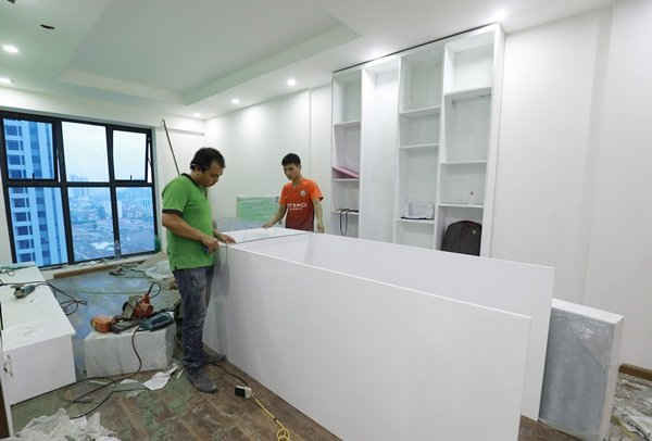 Các khách hàng đang khẩn trương hoàn thiện nội thất căn hộ. Chất lượng xây dựng của căn hộ và toàn dự án được khách hàng đánh giá cao.
