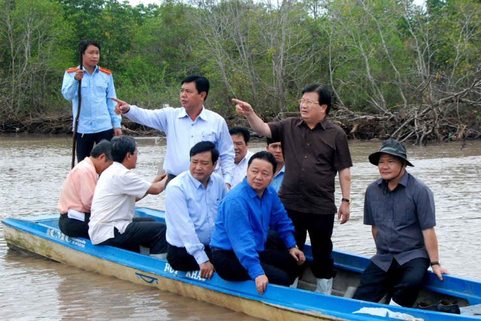 Phó Thủ tướng Trịnh Đình Dũng và Bộ trưởng Bộ TN&MT Trần Hồng Hà thị sát tình trạng sạt lở ở Cà Mau - Ảnh: Báo Cà Mau