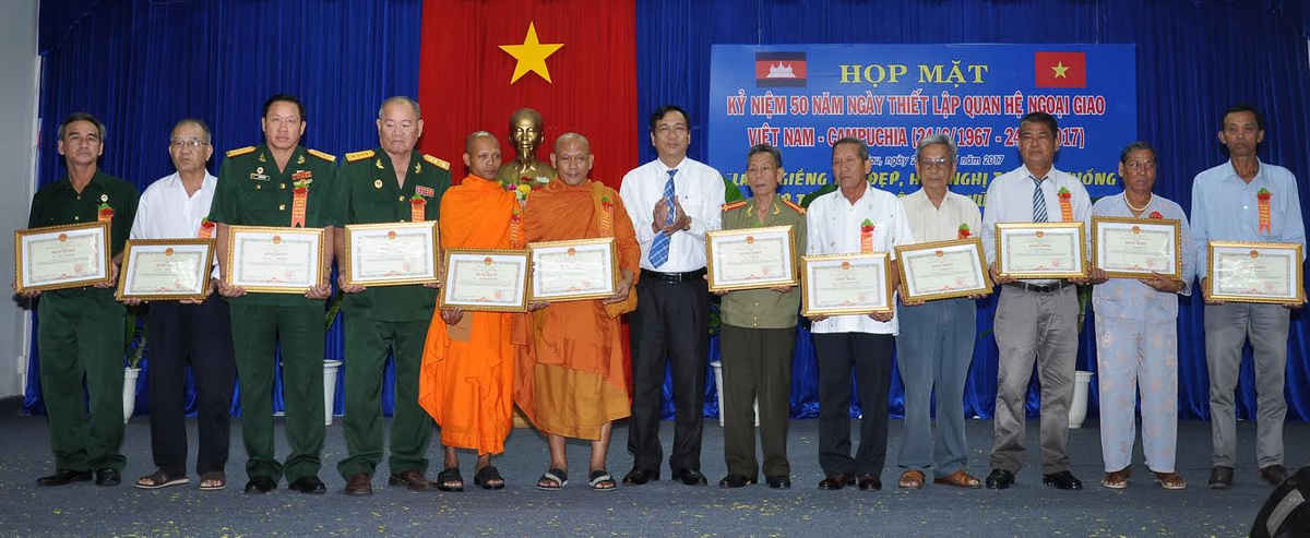 Phó Chủ tịch UBND tỉnh Trần Hồng Quân trao Bằng khen UBND tỉnh cho các cá nhân có thành tích đóng góp tích cực cho hoạt động hòa bình, hữu nghị và tham gia tốt các phong trào thi đua yêu nước ở địa phương qua 50 năm thiết lập quan hệ ngoại giao Việt Nam - Campuchia.