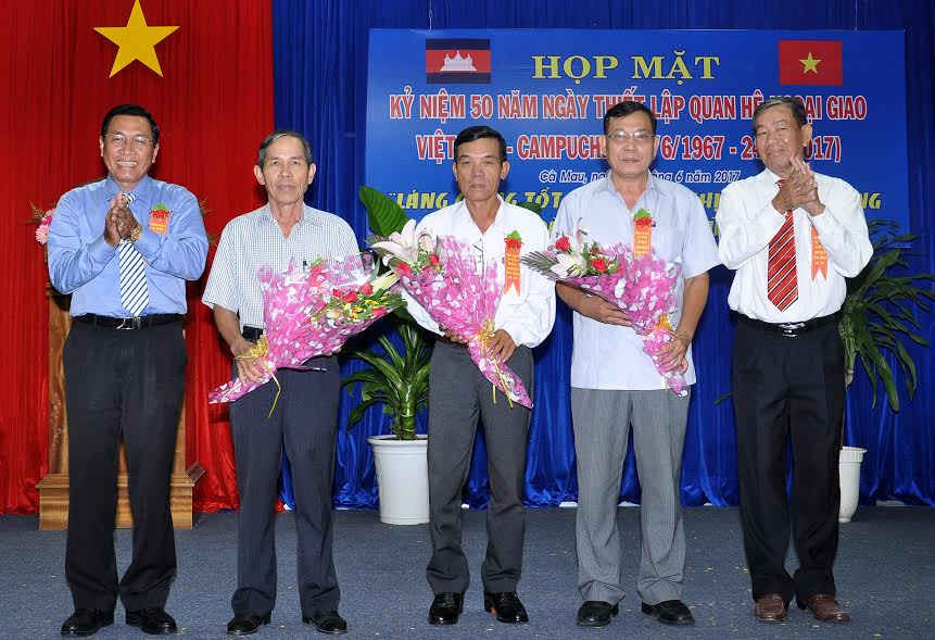 Lãnh đạo Liên hiệp các tổ chức hữu nghị tặng hoa chúc mừng BCH Chi hội Cựu chuyên gia giúp bạn Campuchia vừa mới được thành lập.