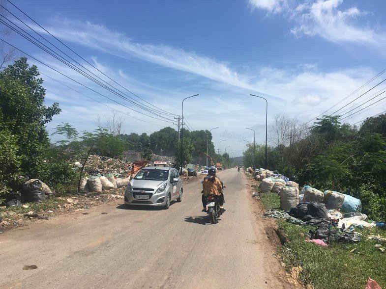 Bãi rác  Đồng Tràm, ở xã Cửa Dương quá tải trong thời gian qua, rác được đổ tràn cả ra đường đi gây ô nhiễm môi trường và cản trở giao thông cho người và phương tiện qua lại