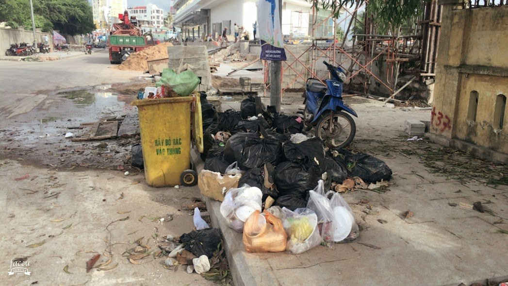 Mặc dù có thùng chứa rác, nhưng xem ra quá tải, nên rác đổ tràn xuống cả vỉa hè trên đường Bạch Đằng và đường Võ Thị Sáu