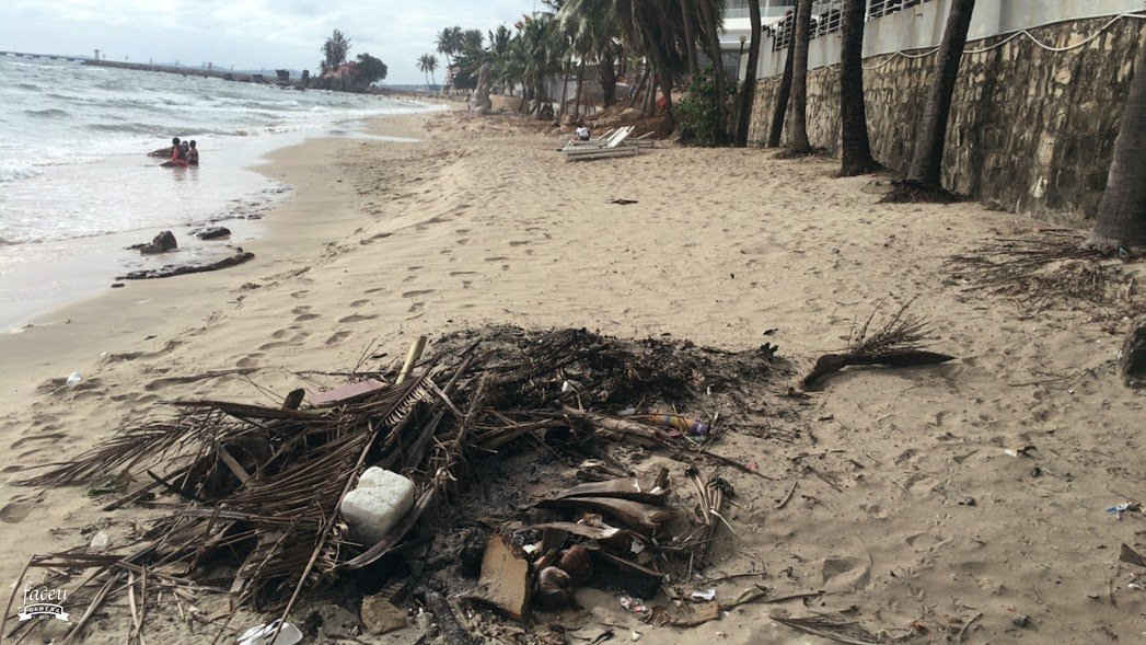 Rác thải được thu gom và đốt nham nhở trên bãi biển đoạn gần khách sạn Hương Giang (thị trấn Dương Đông).