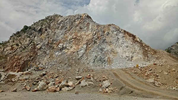 Khu vực Cty Phú Nam Sơn khai thác đá ngoài vị trí