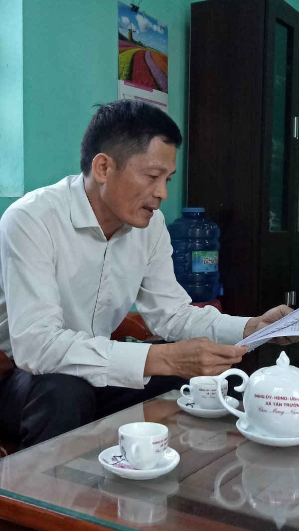 Ông Nguyễn Ngọc Bê – Chủ tịch xã Tân Trường trao đổi với PV