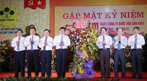 Đồng chí Hoàng Dân Mạc - Bí thư Tỉnh ủy, Chủ tịch HĐND tỉnh tặng lẵng hoa chúc mừng nhân kỷ niệm 55 năm ngày Công ty đi vào sản xuất.