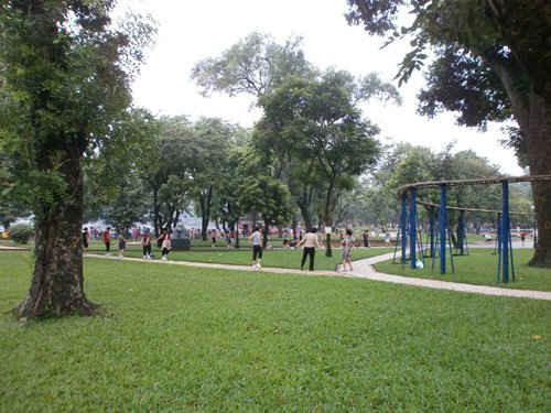 Người dân tới Công viên Thống Nhất vui chơi giải trí.