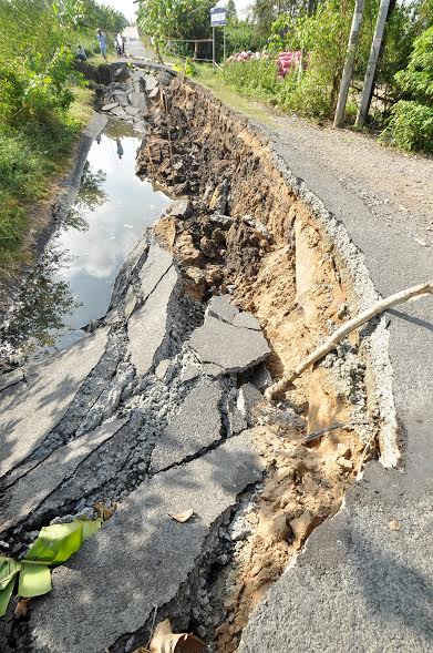 Việc khai thác quá mức tầng nước ngầm tại Cà Mau nói riêng đã góp phần làm sụp đất, cùng với nước biển dâng sẽ gây ngập trên diện rộng. 