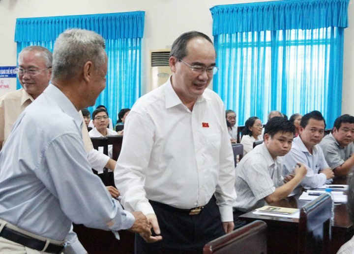 Bí thư Thành ủy TPHCM Nguyễn Thiện Nhân nói chuyện với cử tri huyện Hóc Môn.