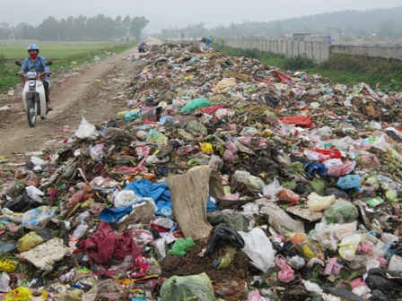 Rác thải tại nhiều vùng nông thôn Việt Nam vẫn chưa được thu gom, xử lý