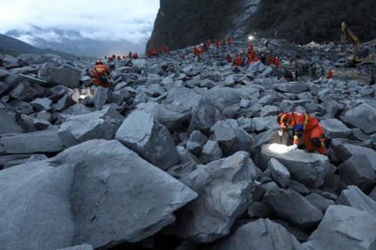 Hy vọng sống sót đối với các nạn nhân mất tích trong vụ lở đất ngày 24-6 vô cùng mong manh. Ảnh: Reuters