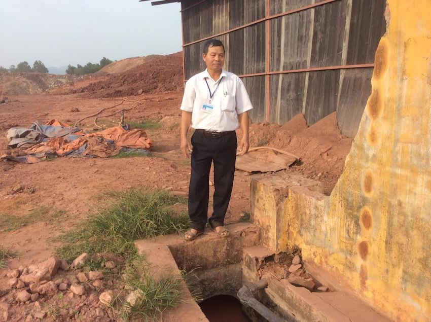 Ông Nguyễn Văn Bình, cán bộ địa chính xã Tràng An, thị xã Đông Triều đi thực địa với PV 