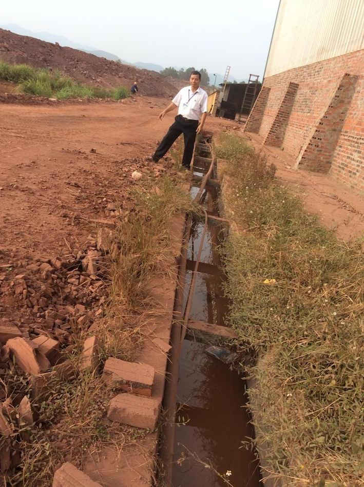 Hệ thống thủy lợi phục vụ nước tưới tiêu cho nhân dân nằm giữa Công ty gạch gói Đất Việt.