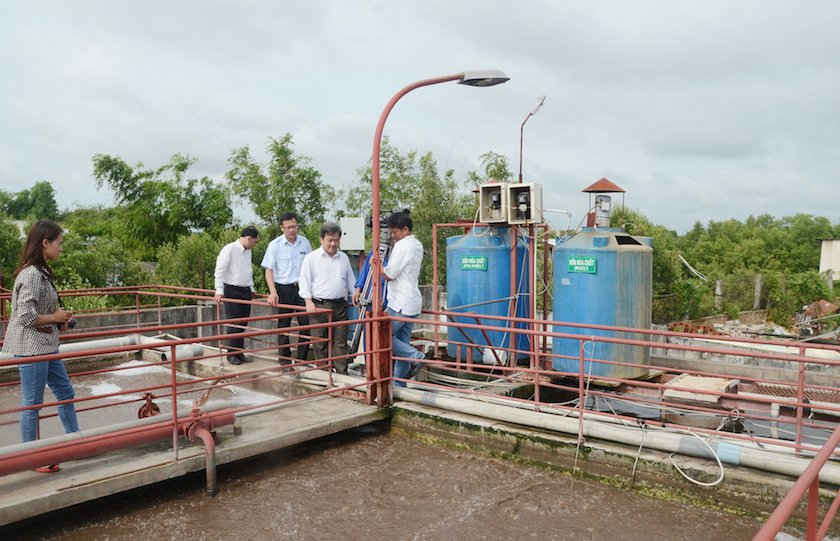 Thanh tra Sở TN-MT tỉnh Bà Rịa – Vũng Tàu kiểm tra hoạt động xử lý nước thải của một cơ sở sản xuất hải sản