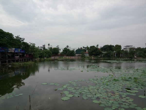 Hàng loạt công trình xây dựng trái phép bao quanh hồ Đầm Trị nhưng chính quyền phường Quảng An lại đổ cho lịch sử để lại