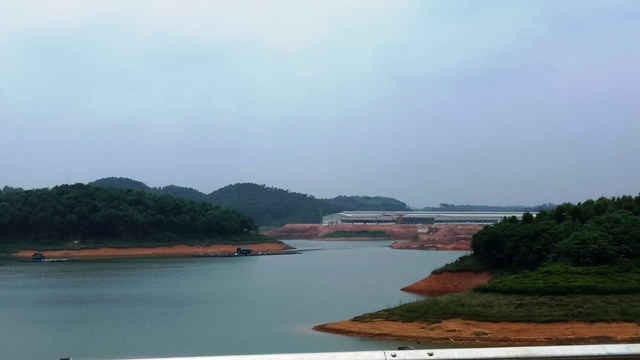Mặc dù chưa có ĐTM được phê duyệt nhưng Công ty Bảo Lai đã cho xây dựng hàng loạt công trình cũng như san lấp gần 10ha mặt hồ Thác Bà, vi phạm nghiêm trọng các quy định 
