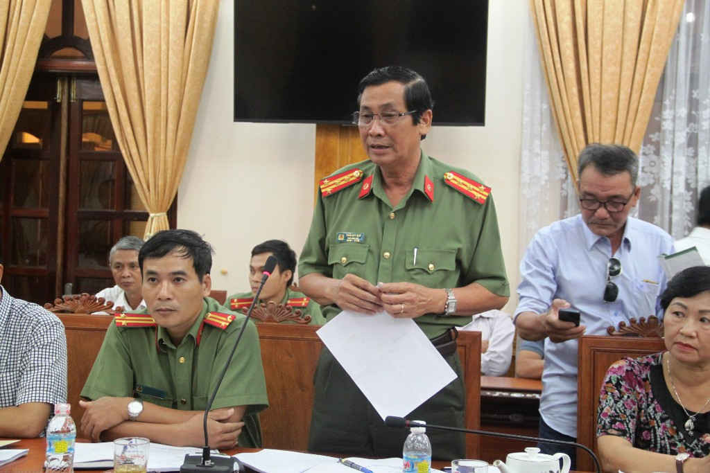 Đại tá Trần Huy Giáp phát biểu tại hội nghị.