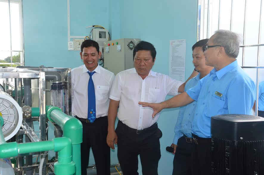 Ông Phan Diễn cùng các cán bộ lãnh đạo tỉnh Sóc Trăng tham quan các hạng mục công trình Trạm xử lý nước mặn thành nước ngọt phục vụ sinh hoạt tại ấp Tổng Cáng.