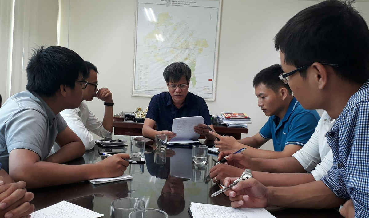 Ông Nguyễn Anh Tuấn (ngồi giữa) cho rằng chủ đầu tư đã sai phạm bởi thi công dự án khi chưa được bàn giao mặt bằng