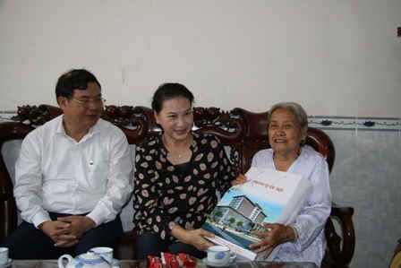 Uỷ viên Bộ Chính trị, Chủ tịch Quốc hội Nguyễn Thị Kim Ngân cùng lãnh đạo TP. Cần Thơ đến thăm hỏi động viên bà Phạm Thanh Bời.
