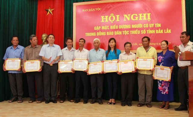 Tặng giấy khen cho người có uy tín trong đồng bào dân tộc thiểu số tỉnh Đắk Lắk.