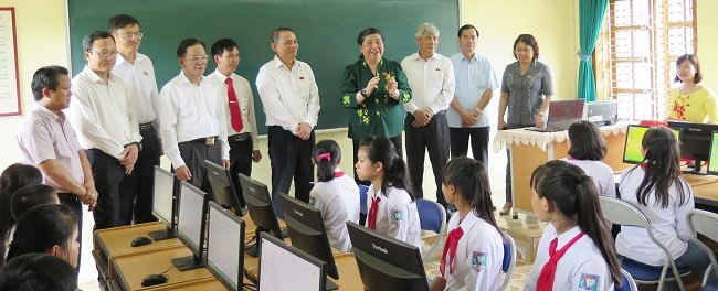 Phó Chủ tịch Quốc hội Tòng Thị Phóng cùng Bộ GTVT, Ủy ban ATGT Quốc gia trao tặng 30 chiếc máy tính cho trường Trung học cơ sở Chiềng Đen 