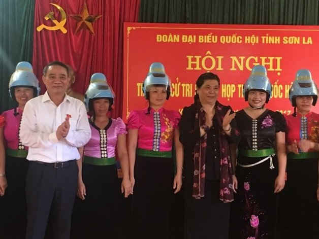 Bà Tòng Thị Phóng cùng Đoàn đại biểu Quốc hội tỉnh, Bộ Giao thông Vận tải, Ban An toàn giao thông Quốc gia trao tặng 150 chiếc mũ bảo hiểm cho bà con nhân dân xã Hua La.