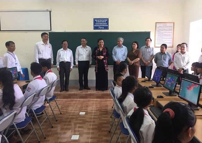 bà Tòng Thị Phóng cùng Đoàn đại biểu Quốc hội tỉnh, Bộ Giao thông Vận tải, Ban An toàn giao thông Quốc gia đã trao tặng 30 bộ máy vi tính cho trường Trung học cơ sở xã Hua La 
