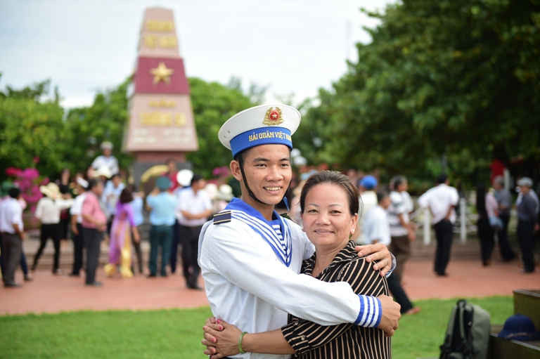 Chiến sĩ Huỳnh Trung Phước với mẹ - bà Nguyễn Thị Ánh
