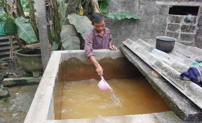 Nước sinh hoạt tại thôn Vân Hòa rất bẩn, hôi tanh