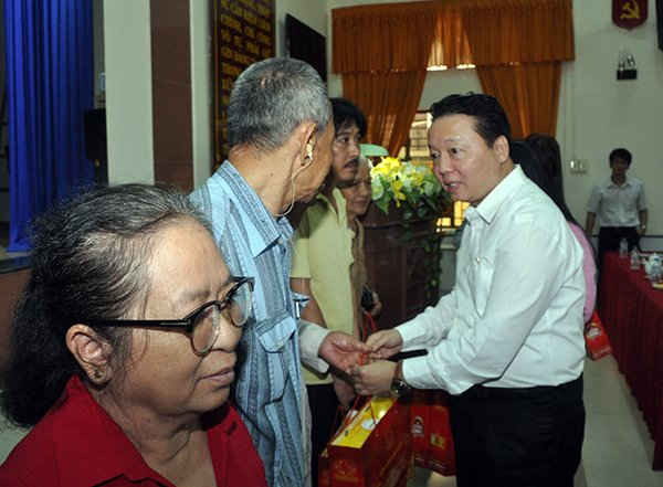 Bộ trường Trần Hồng Hà trao quà cho các gia đình chính sách tại TP Bà Rịa 