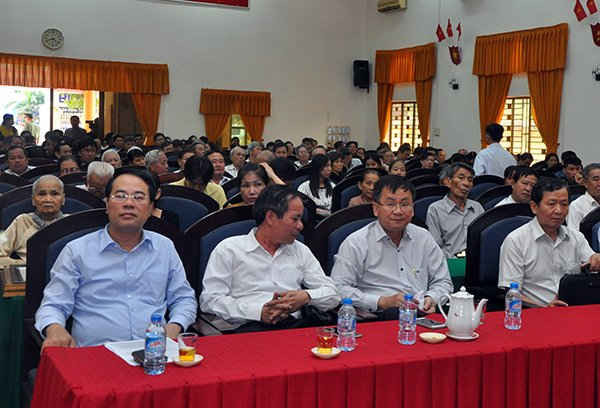 Chánh Văn phòng Bộ TN&MT Tăng Thế Cường (bìa trái) và Tổng cục trưởng Tổng cục Quản lý đất đai Lê Thanh Khuyến (thứ ba từ tái qua) tham dự buổi tiếp xúc cử tri TP Bà Rịa. 