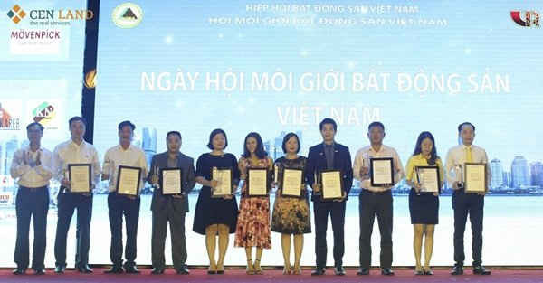Ông Nguyễn Thọ Tuyển – Tổng Giám đốc Công ty Cổ phần Bất động sản Thế Kỷ - CENLAND (thứ tư từ phải sang) nhận chứng nhận sàn giao dịch BĐS xuất sắc nhất năm 2016. 