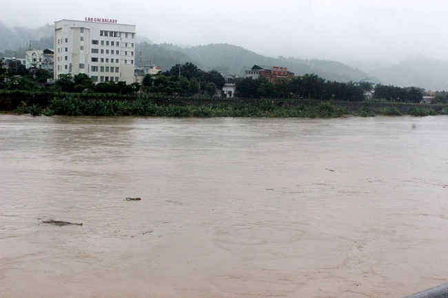 Mực nước trên sông Hồng dâng cao do mưa lớn xảy ra nhiều ngày trên toàn tỉnh Lào Cai 