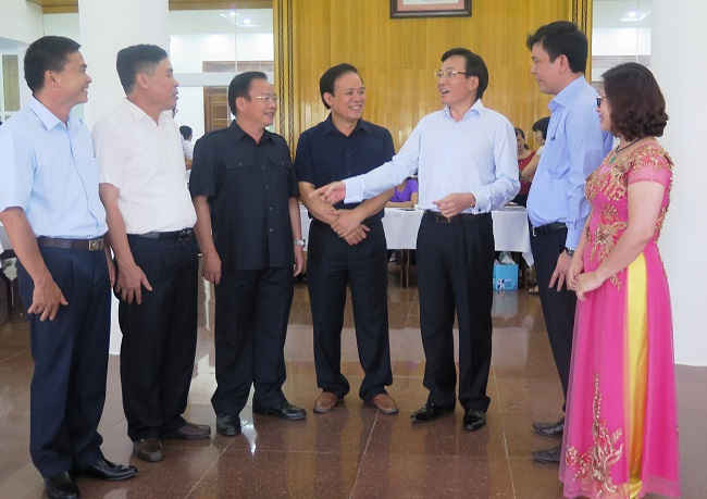Lãnh đại tỉnh Điện Biên trao đổi bên lề hội nghị với các doanh nghiệp nhà đầu tư 