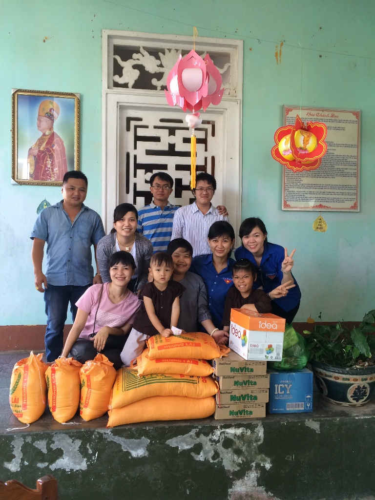 Chi đoàn Chi cục Biển và Hải đảo đến thăm tặng quà cho các em nuôi dưỡng tại Niệm phật đường Mỹ Hóa, xã Cát Hanh, huyện Phù Cát, Bình Định