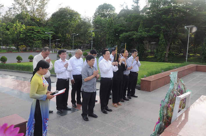 Đoàn ĐBQH tỉnh Bà Rịa - Vũng Tàu dâng hương tưởng niệm các Anh hùng Liệt sỹ tại Nghĩa trang Hàng Dương