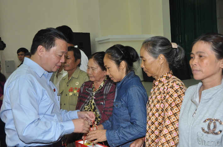 Bộ trưởng Trần Hồng Hà trao quà tri ân các gia đình chính sách có công với mạng trên huyện Côn Đảo