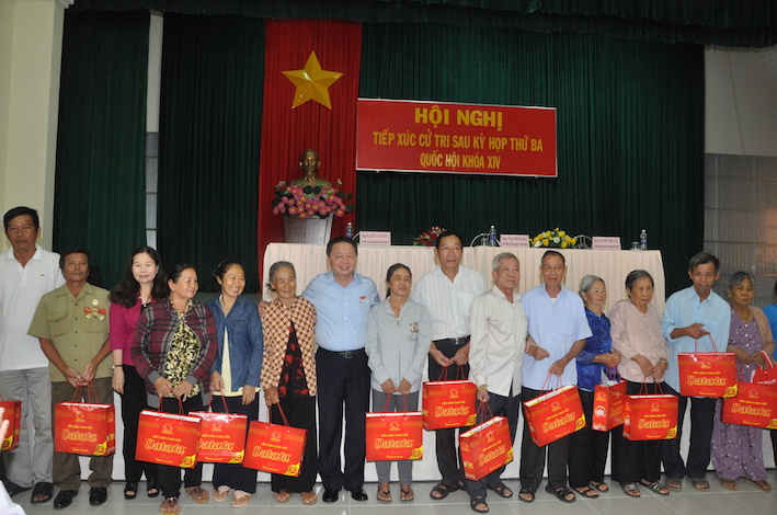 Đoàn ĐBQH tỉnh Bà Rịa - Vũng Tàu trao quà tri ân các gia đình chính sách, có công với cách mạng trên địa bàn huyện Côn Đảo 