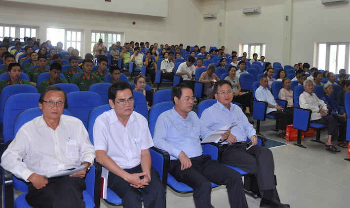 Các đại biểu tham dự buổi tiếp xúc cử tri huyện Côn Đảo sáng 29/6/2017