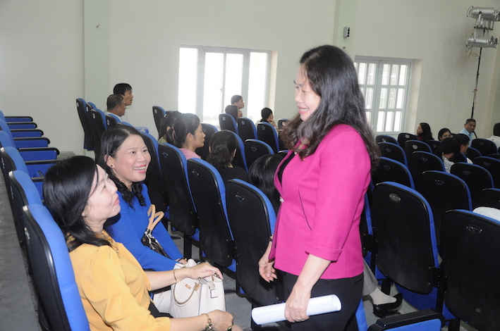Đại biểu Quốc hội Nguyễn Thị Yến trò chuyện với cử tri huyện Côn Đảo sáng 29/6/2017