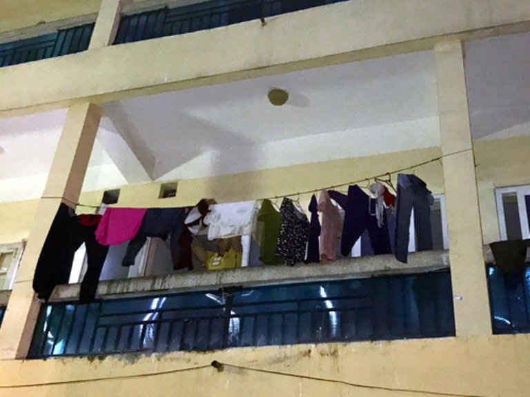 Người nhà bệnh nhân vẫn thường xuyên phơi quần áo trong khuôn viên Bệnh viện Bạch Mai. (Ảnh chụp tối 26-6).