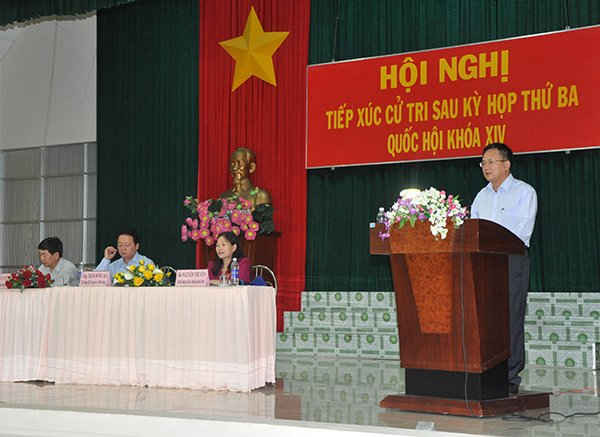 Ông Lê Thanh Khuyến - Tổng cục trưởng Tổng cục Quản lý đất đai trao đổi với cử tri Côn Đảo về chính sách đất đai 