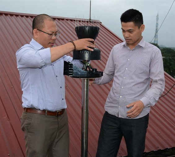  Cán bộ Ban chỉ huy PCTT & TKCN tỉnh Yên Bái kiểm tra thiết bị đo mưa tự động